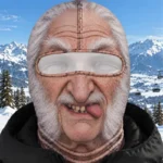 Cagoule visage de vieux monsieur grimaçant avec cheveux blancs, dents apparentes et langue tirée