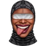 Cagoule noire à motifs bandana avec visage de femme souriante et langue tirée sur le côté