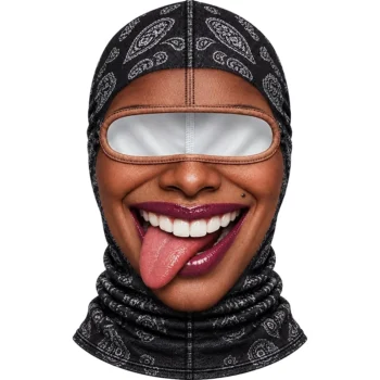 Cagoule noire à motifs bandana avec visage de femme souriante et langue tirée sur le côté